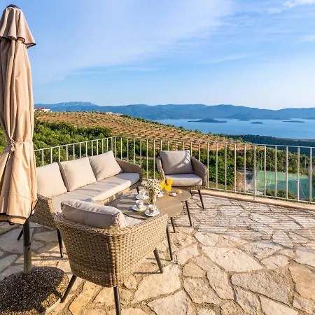 Stolovi By Interhome Slivno Ravno