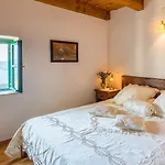 Stolovi By Interhome Slivno Ravno