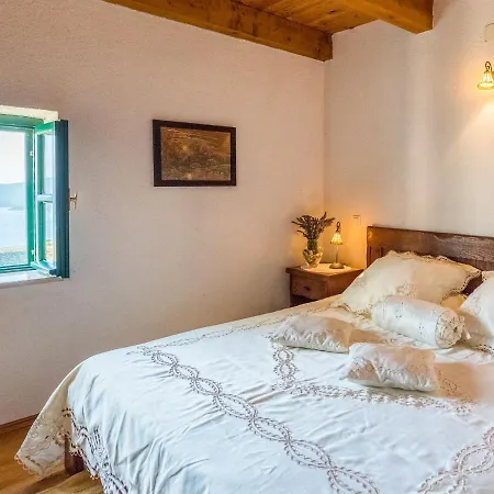 Stolovi By Interhome Slivno Ravno